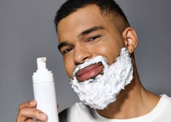 Imagem de homem com espuma de barbear - Créditos: depositphotos.com / IgorVetushko