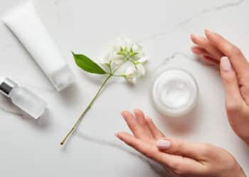 Imagem de cosméticos - Créditos: depositphotos.com / AntonMatyukha