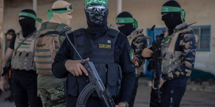 (INT) Hamas holds military parade to remember Israel's 2014 offensive. July 20, 2022, Gaza  Strip, Palestine: Brigadiers from Al-Qassam, the military wing of the Islamic resistance movement Hamas, take part in a military parade on the anniversary of the 2014 war, the so-called Operation Protective Margin, a military campaign launched by the Israeli Armed Forces against the Gaza Strip. The conflict led to the deaths of 2,251 people and more than 11,000 injuries, according to Palestinian and United Nations sources. Credit: Saher Elghorra/Thenews2 (Foto: Saher Elghorra/TheNews2/Deposit Photos)