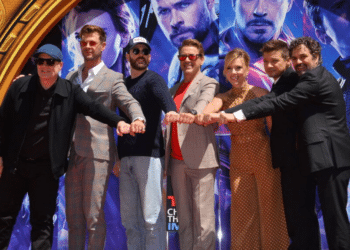 Ken Feige, Chris Hemsworth, Chris Evans, Robert Downey Jr., Scarlett Johansson, Jeremy Renner e Mark Ruffalo (Créditos: depositphotos.com / Featureflash)