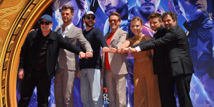 Ken Feige, Chris Hemsworth, Chris Evans, Robert Downey Jr., Scarlett Johansson, Jeremy Renner e Mark Ruffalo (Créditos: depositphotos.com / Featureflash)