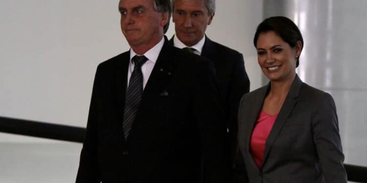 (INT) Brazilian President Jair Bolsonaro during the ceremony of arrival of the Relic of Emperor Dom Pedro I to the Planalto Palace. August 23, 2022, Brasilia, Federal District, Brazil: Brazilian President Jair Bolsonaro, the first lady, Michelle, and government ministers during a ceremony to receive the heart of Dom Pedro I, first emperor of Brazil, at Planalto Palace, in Brasilia, Federal District, on Tuesday (8) . The relic arrived at the headquarters of the Executive Branch of Rolls-Royce car. The reception also included a climb up the ramp amid military honors, including the participation of the Dragons of Independence, cannon salutes, presentations by the Smoke Squadron and hymns, such as the one for Independence, composed by D. Pedro I himself. Credit: Frederico Brazil/Thenews2 (Foto: Frederico Brasil/TheNews2/Deposit Photos)