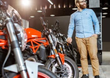 Vendas de motos no Brasil crescem exponencialmente e quase superam os carros