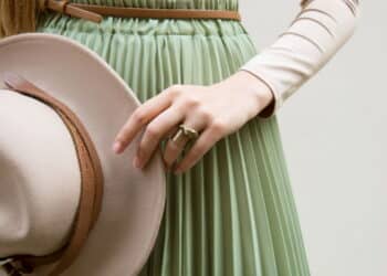 Imagem de mulher com saia verde menta - Créditos: depositphotos.com / cortvbf@gmail.com