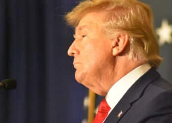 (NEW) Former US President Donald Trump delivers remarks in Washington, D.C. July 26, 2022, Washington, D.C., USA: Former President of the United States Donald J. Trump delivers remarks at the America First Agenda Summit hosted by America First Policy Institute in Washington, D.C. on July 26, 2022. Biden's DOJ is reportedly opening an investigation into Trump. Credit: Kyle Mazza/TheNews2 (Foto: Kyle Mazza/TheNews2/Deposit Photos)