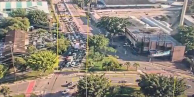 Novas imagens impressionantes mostram por outro ângulo o momento da queda de avião em SP