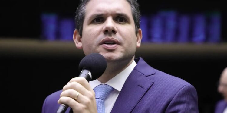 Hugo Motta adia votação do PL Antifacção após pressão de governadores