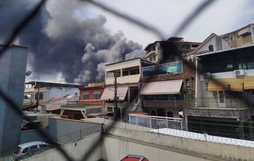 Grande incêndio devastador atinge fábrica de óleo na Ilha do Governador