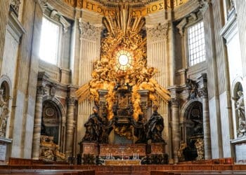 Homem invade altar da Basílica de São Pedro e é preso no Vaticano