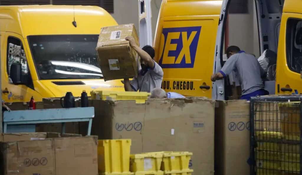 Correios enfrenta crise financeira mas faz gasto milionário em viagens ao exterior