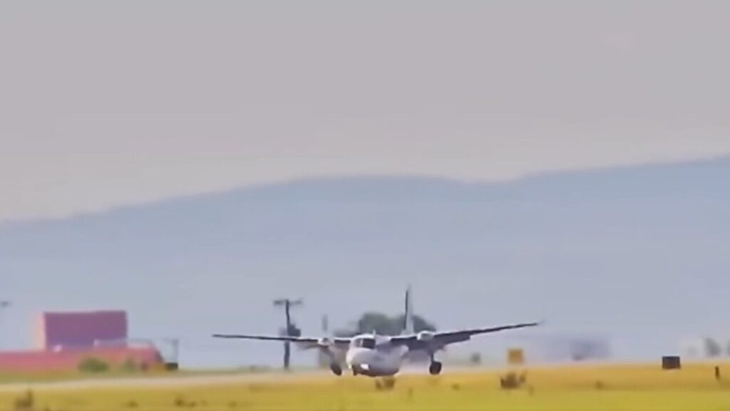 VÍDEO: avião faz pouso forçado "de barriga" em aeroporto de SP