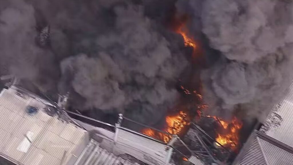 Incêndio de grandes proporções atinge galpão industrial em SP