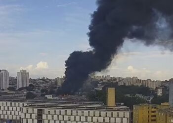 Incêndio de grandes proporções atinge galpão industrial em SP