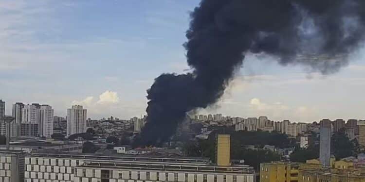 Incêndio de grandes proporções atinge galpão industrial em SP