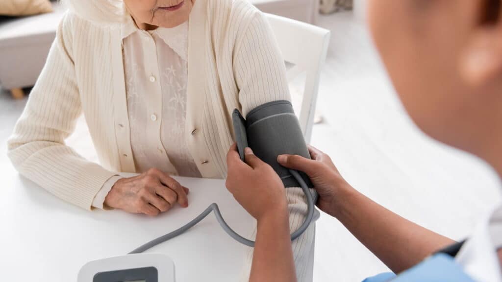 Pressão alta: veja as melhores dicas médicas para evitar e controlar de vez