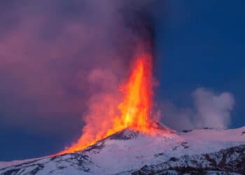 Maior vulcão ativo da Europa entra em erupção e imagens impressionam