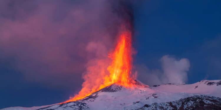 Maior vulcão ativo da Europa entra em erupção e imagens impressionam