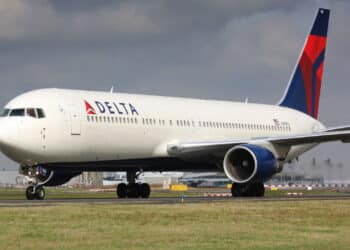 Avião da Delta capota ao pousar em Toronto e imagens impressionam