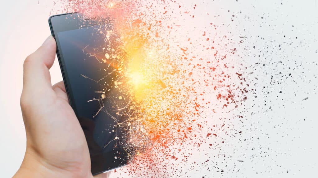 Usar o celular enquanto carrega pode ser mais perigoso do que você imagina