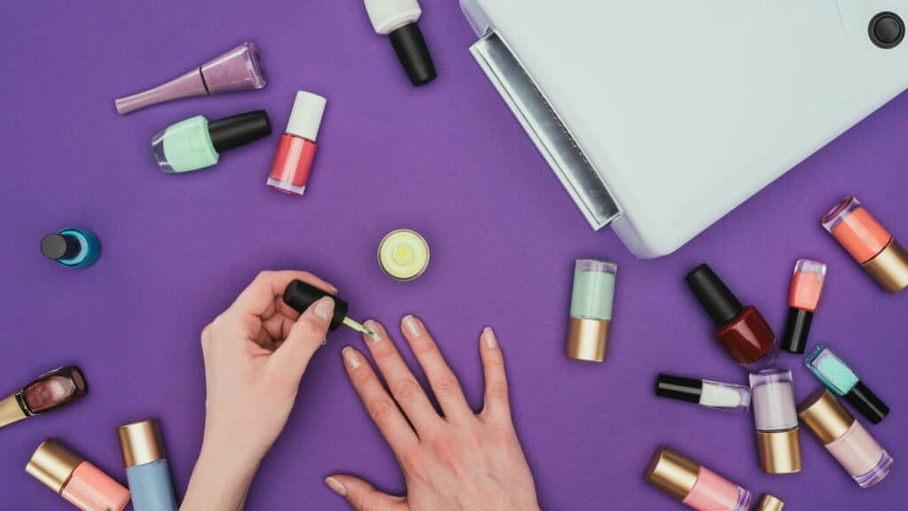Risco à saúde faz autoridades proibirem este produto de esmalte em gel