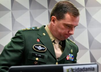 Mauro Cid sai de audiência no STF sem tornozeleira eletrônica