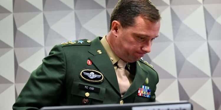 Mauro Cid sai de audiência no STF sem tornozeleira eletrônica