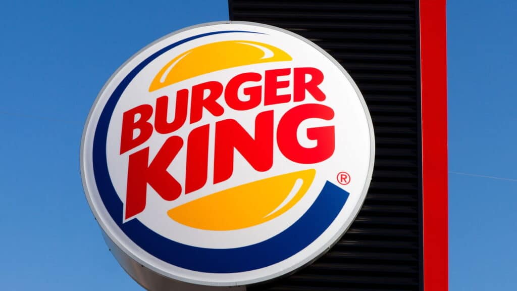 Famosa rede de fast food viraliza ao dar hambúrguer grátis para quem foi "corno"; veja
