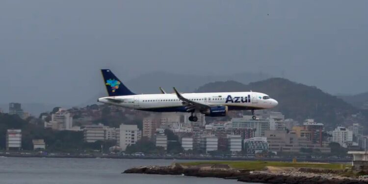 Piloto da Azul declara emergência por falta de combustível no Piauí; ouça o áudio