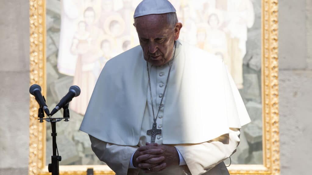 Papa em estado crítico: Vaticano revela atualização sobre sua noite no hospital