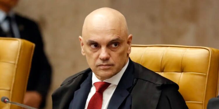 Moraes barra investigação e impede apreensão do passaporte de Eduardo Bolsonaro