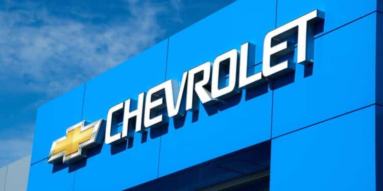 Novo sucessor do Celta na Chevrolet chega com consumo de 14,7 km/L para bater de frente com o Kwid