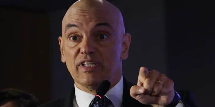 Denúncia de Bolsonaro é liberada por Moraes para votação e data é pedida a Zanin