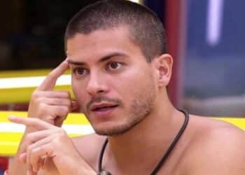 Arthur Aguiar surpreende e revela diferença entre salários da Record e da Globo