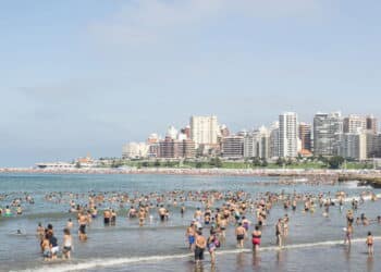 Mar de sangue? Mistério assusta banhistas na praia mais famosa da Argentina