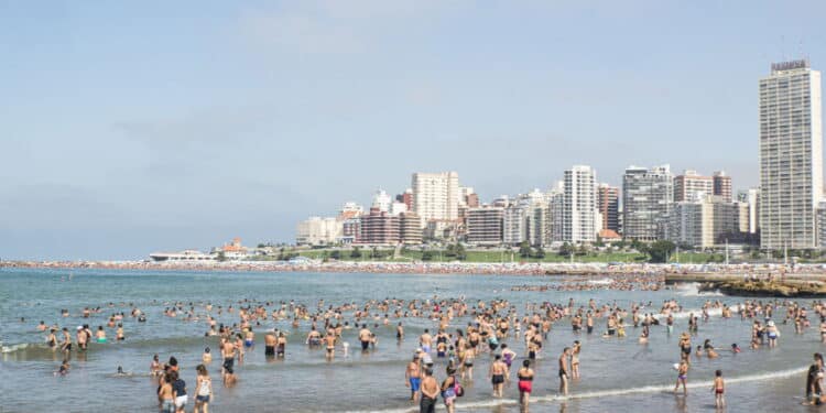 Mar de sangue? Mistério assusta banhistas na praia mais famosa da Argentina