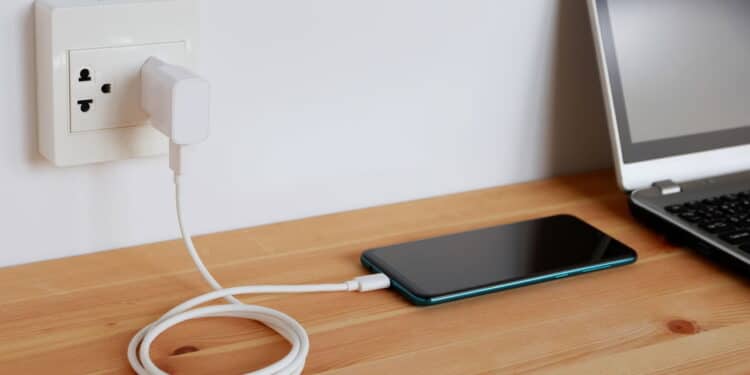 Nova tecnologia surpreende e pode 'acabar' com o carregador de celular tradicional