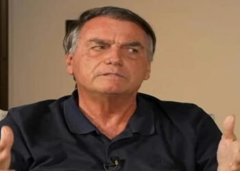 Bolsonaro quebra silêncio e revela que filho e esposa estão sem se falar