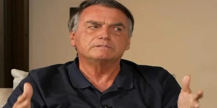 Bolsonaro quebra silêncio e revela que filho e esposa estão sem se falar