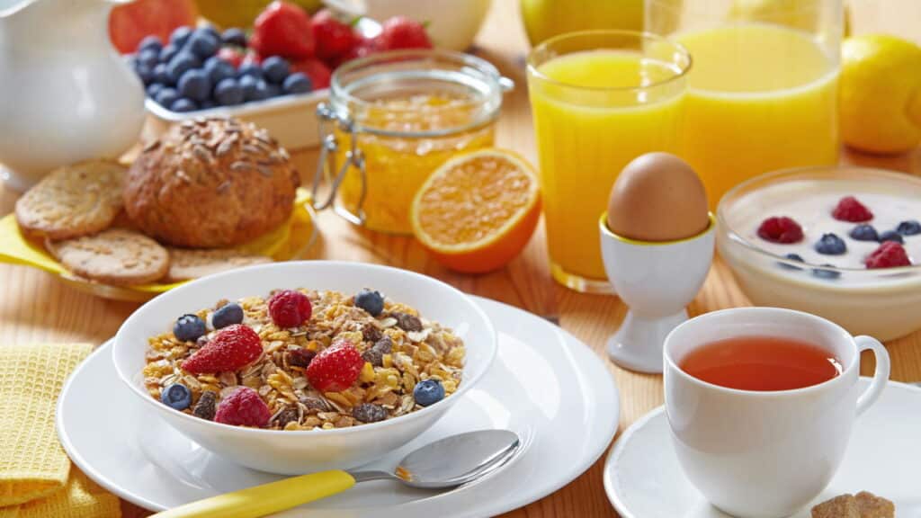 Saiba o horário ideal para tomar café da manhã e melhorar sua saúde