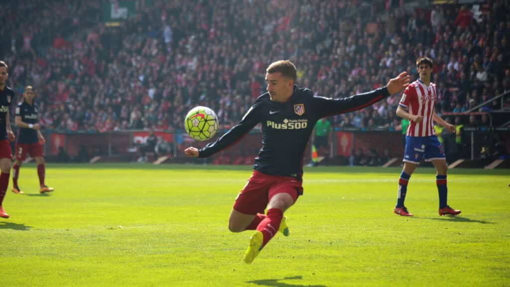 Sporting de Gijon e Atlético de Madrid no Estádio El Molinon - Créditos: depositphotos.com / YAY_Images