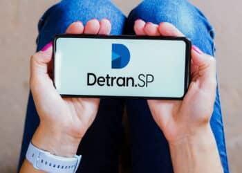 Imagem de app do Detran SP = Créditos: depositphotos.com / rafapress