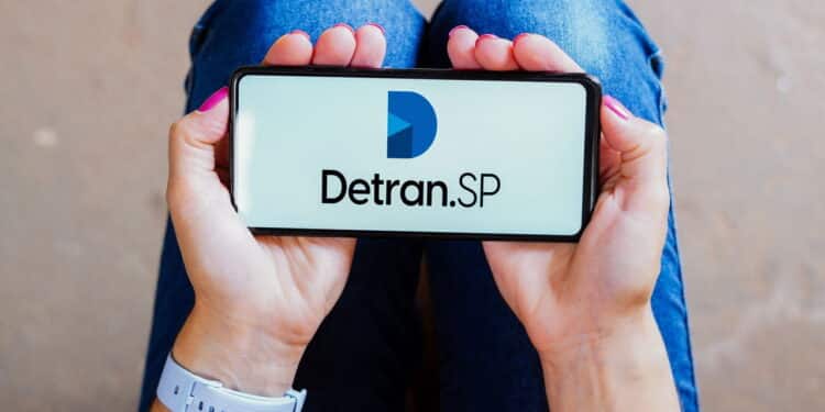 Imagem de app do Detran SP = Créditos: depositphotos.com / rafapress