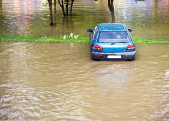 Imagem de carro alagado - Créditos: depositphotos.com / blasbike