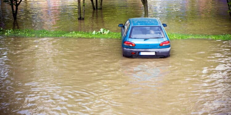 Imagem de carro alagado - Créditos: depositphotos.com / blasbike