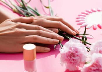 Descubra as 6 cores de esmalte mais elegantes para arrasar neste fim de semana