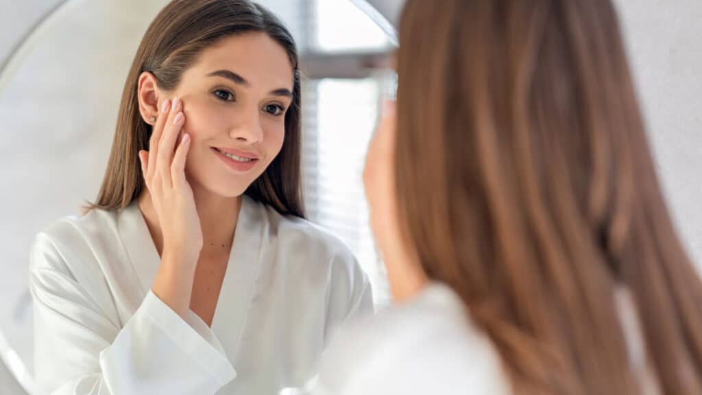 Descubra o surpreendente truque de beleza da famosa Doechii, o Face Taping!