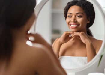 Descubra o surpreendente truque de beleza da famosa Doechii, o Face Taping!
