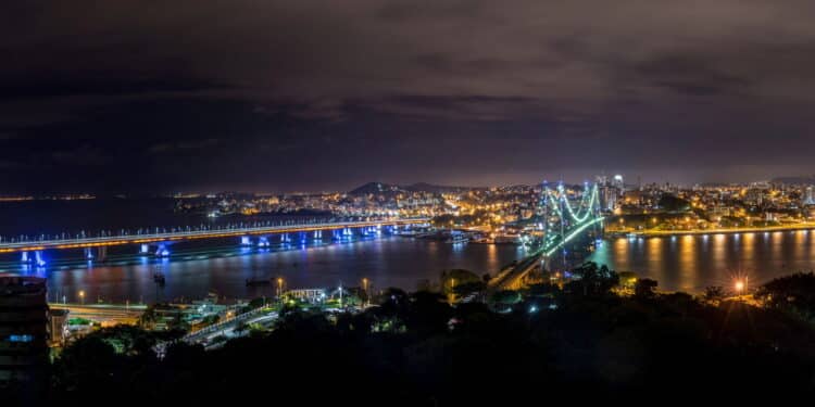 Ponte Hercílio Luz à noite, Florianópolis - Créditos: depositphotos.com / Junot