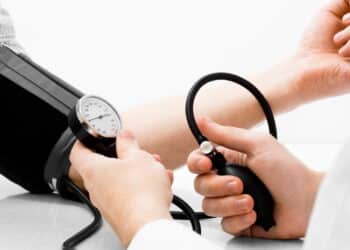 Pessoa aferindo a pressão - Créditos: depositphotos.com / tsalko