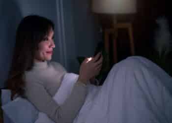 Celular é um dos maiores aliados da insônia, evite-o - Créditos: depositphotos.com / spkphotostock